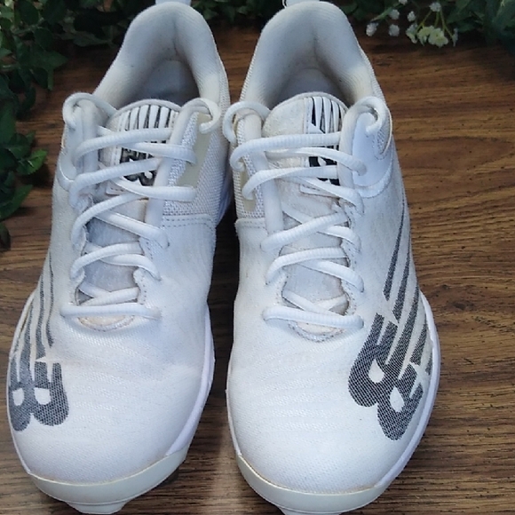 New Balance Kids Size 5 White Sports Cleats Shoes - Picture 2 of 13